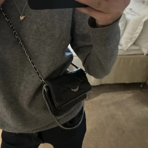 Trendig Zadig väska  - Jag säljer denna trendiga Zadig väskan som jag knappt använt! Älskar modellen och mönstret på skinnet. Passar till allt och älskar storleken på den. 