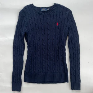 Ralph Lauren tröja - Kabelstickad Ralph Lauren tröja i marinblå.💙Bra skick, nypris ca 1400kr. Passar XS-S. Kontakta gärna vid intresse eller frågor💗