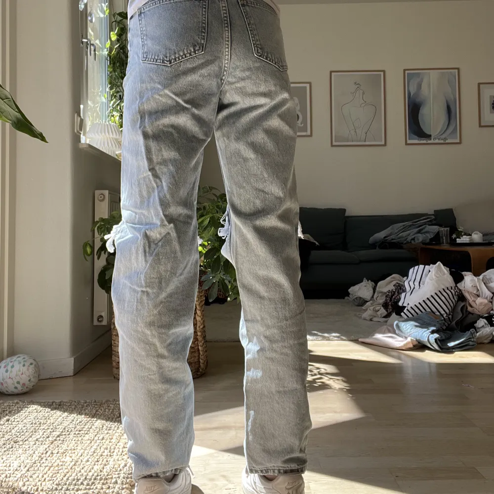 Säljer ett par blåa jeans med hål på knäna. Kommer från Ginatricot och tror inte dom säljs längre. Säljer pågrund av att jag tycker att dom är lite korta för mig. Köpta för 400kr, använt 2-3 gånger, tvättar innan jag postar.. Jeans & Byxor.