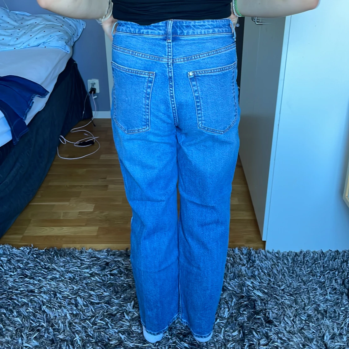 Högmidjade ljusblåa pösiga jeans - 90