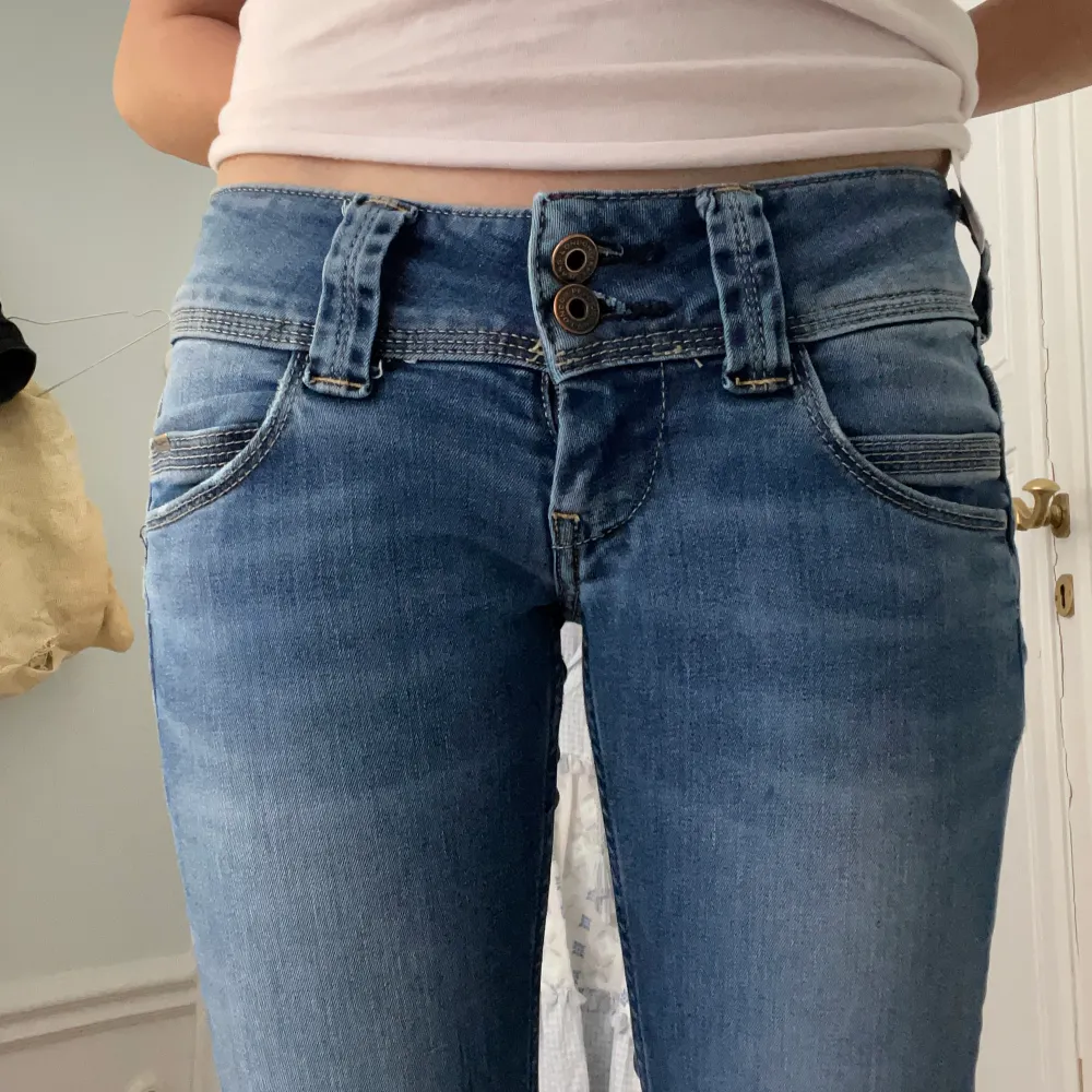 Säljer nu mina älskade pepe jeans i modellen Venus. Dom är i storlek 24, 32. Säljer då de tyvärr blivit förkorta på mig (är 170cm). Men de är i fint skick!. Jeans & Byxor.