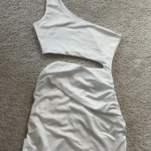 Vit klänning med öppen mage  - Söt klänning som sitter jätte fint på kroppen. 