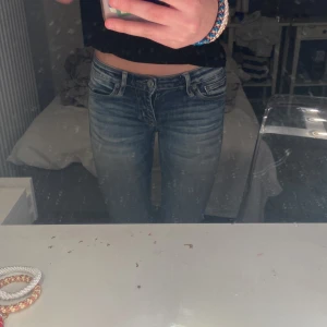 Lågmidjade bootcut jeans - Säljer dessa super fina lågmidjade jeansen dem har hål i båda knäna och även under den vänstra fickan. Dessa är från crocker jeans och går tyvär inte att köpa längre