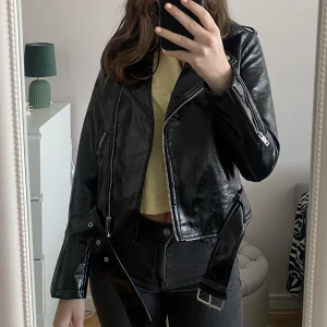 Skinnjacka  - Skinnjacka av lite ”lackad typ”, från märket Glamorous, fint skick endast avvänd ett fåtal tillfällen, strl 36 ❣️slutsåld på Nelly där nypris är 979kr🌼