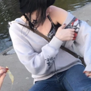 oversized tjocktröja  - oversized vit/grä tjocktröja runt storlek L, jättemjuk o skön! (farsans gamla) 