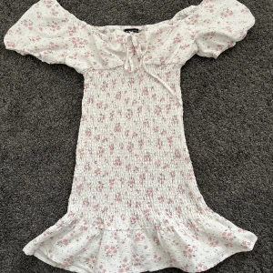 Somrig klänning - Jag säljer denna somriga klännigen från Shein! Jag säljer den då jag har växt ur den. Det är storlek 38 men funkar utmärkt till 32-36.