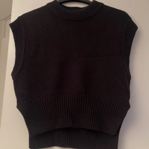 3 - pack västar  - Stickade västar! Säljs alla 3 tillsammans! Sammanlagda nypriset - ca 450kr       🖤🤎💕