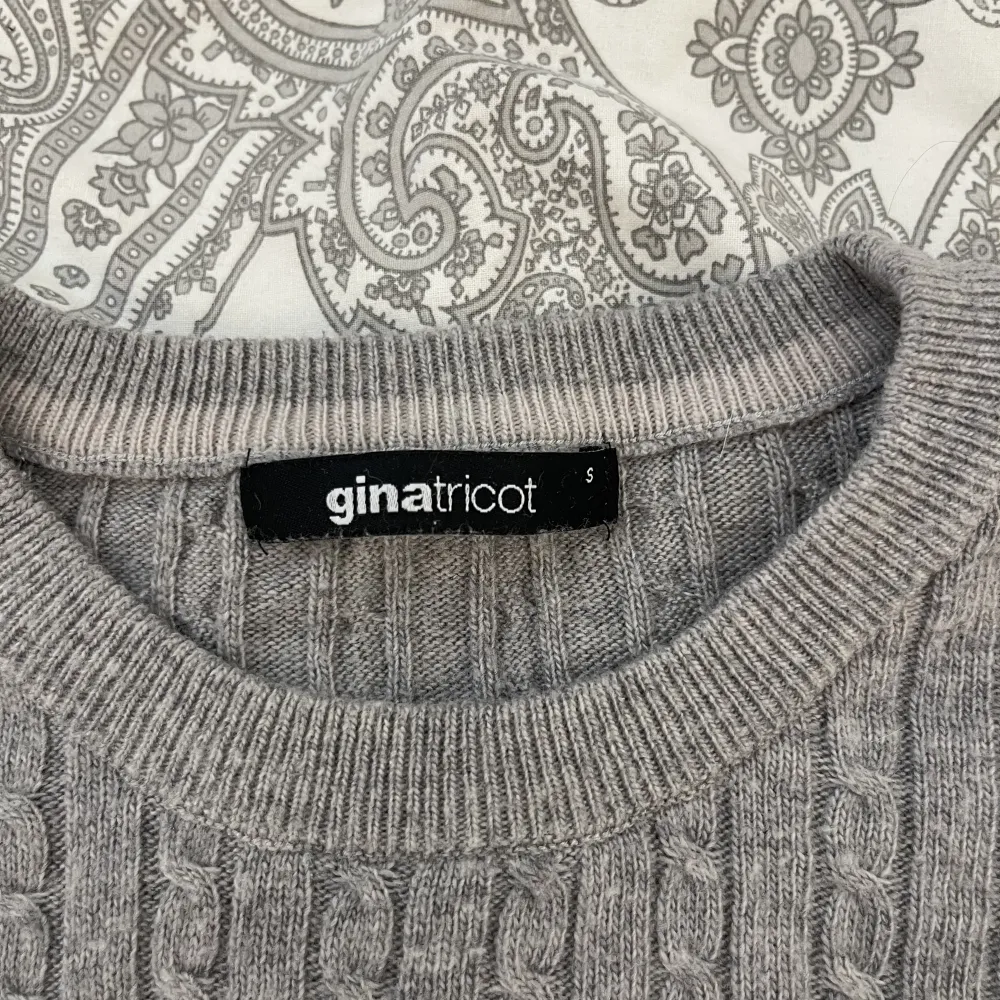 Säljer denna fina basic tröjan från Gina tricot i stl S. Inga skador på plagget då den inte kommit till användning🩶. Stickat.