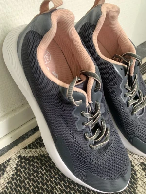 Skor för kvinnor - Säljer dessa skor för 150kr. Köpte den för min dotter men hon gillade inte den. Har används bara 1 gång.