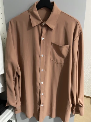 Skjorta - Säljer denna fina aprikos skjorta. Använt en gång men är mycket bra kvalitet, säljer då jag inte längre använder den. Storlek S/36