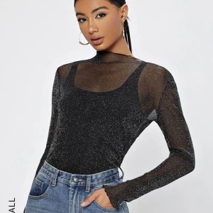 Topp - Säljer denna topp som är så cool💞har den i svart och navy blå