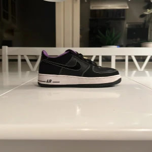 Nike airforces  - Nike airforces i väldigt bra skick och använd några fåtal gånger. Köpta i oktober 2022. Storlek 39 