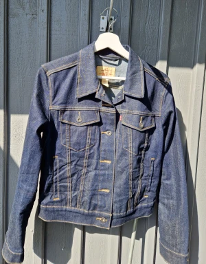Levis jeansjacka  - Fin jeansjacka från Levis. Jackan har lite stretch i tyget. Storleken är L, men jag uppfattar den som en liten L.