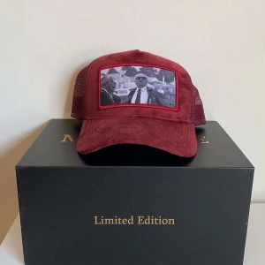 Maggiore Keps - Säljer denna oanvända Maggiore keps i ”vinröd” färg. Den är limited edition så den säljs inte längre. Modellen är S3 C3. Tveka inte att höra av dig för frågor!