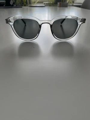 Monten m1v1 grå - Säljer mina hög kvalite solglasögon från monten! Jag köpte dem för 549kr +50kr frakt men dem passade inte mig så bra så därför säljer jag vidare dem. Dem är använda några gånger men har inga som helst defekter.  Säljer för 400kr men pris kan diskuteras :)