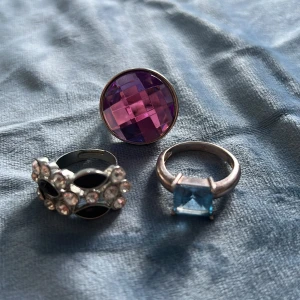Ringar  - 20 kr per styck  (Går ej att pruta) och den blåa är äkta silver men behöver rengöras 