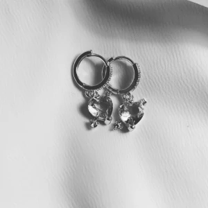 Örhängen  - Sjukt snygga hjärtörhängen. Köp ett par för 200 Eller  120kr/st