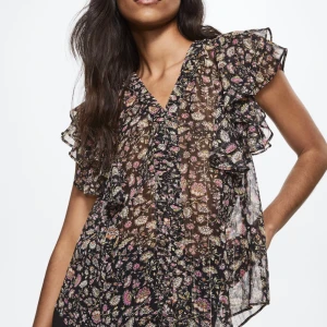 Helt ny topp från mango❤️‍🔥 - Säljer pga inte kommer till användning. Helt ny med pris lapp kvar!❤️‍🔥ny pris:400