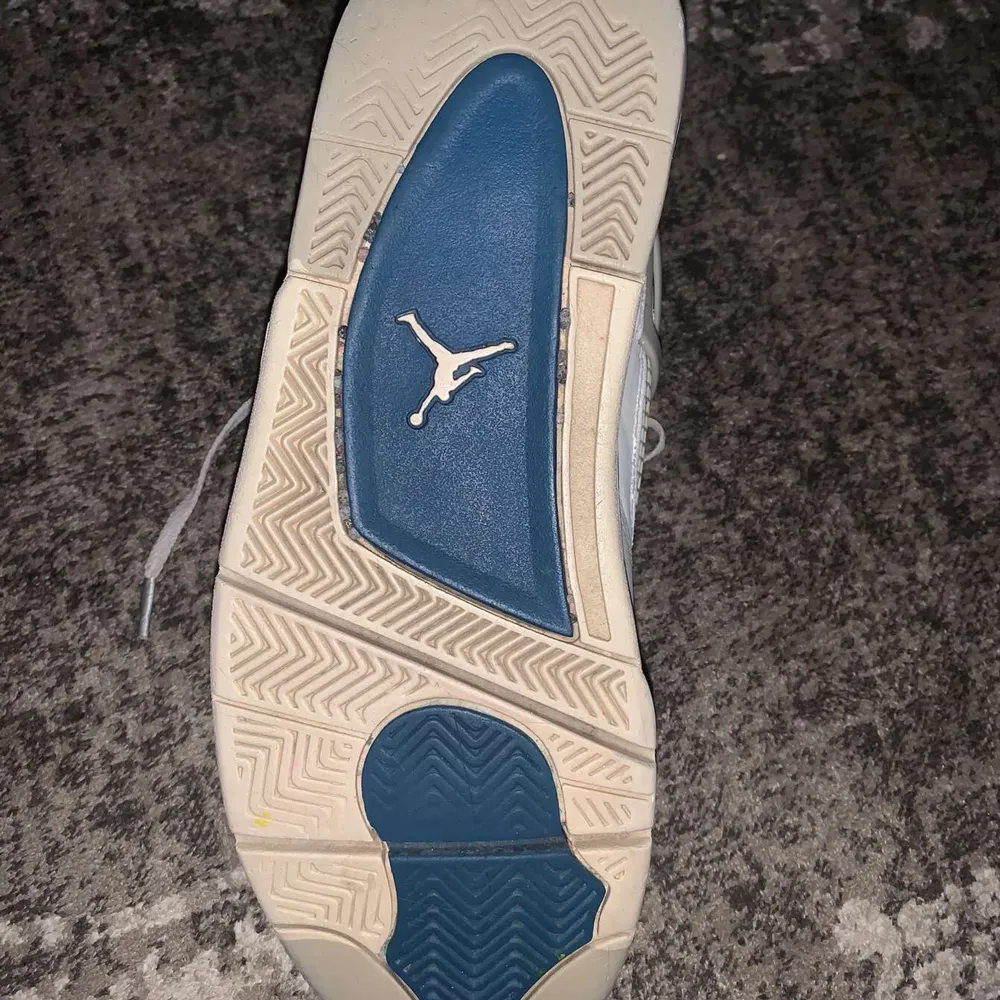 Säljer nu mina jordan 4 military blue för endast 1200 kr. Skorna är storlek 44,5 men passar 43 vilket är min storlek. Skorna är väldigt svåra att få tag på eftersom dom är tillverkade 2012. Sulor och snören följer med och dem är självklart äkta.Nypris8800. Skor.