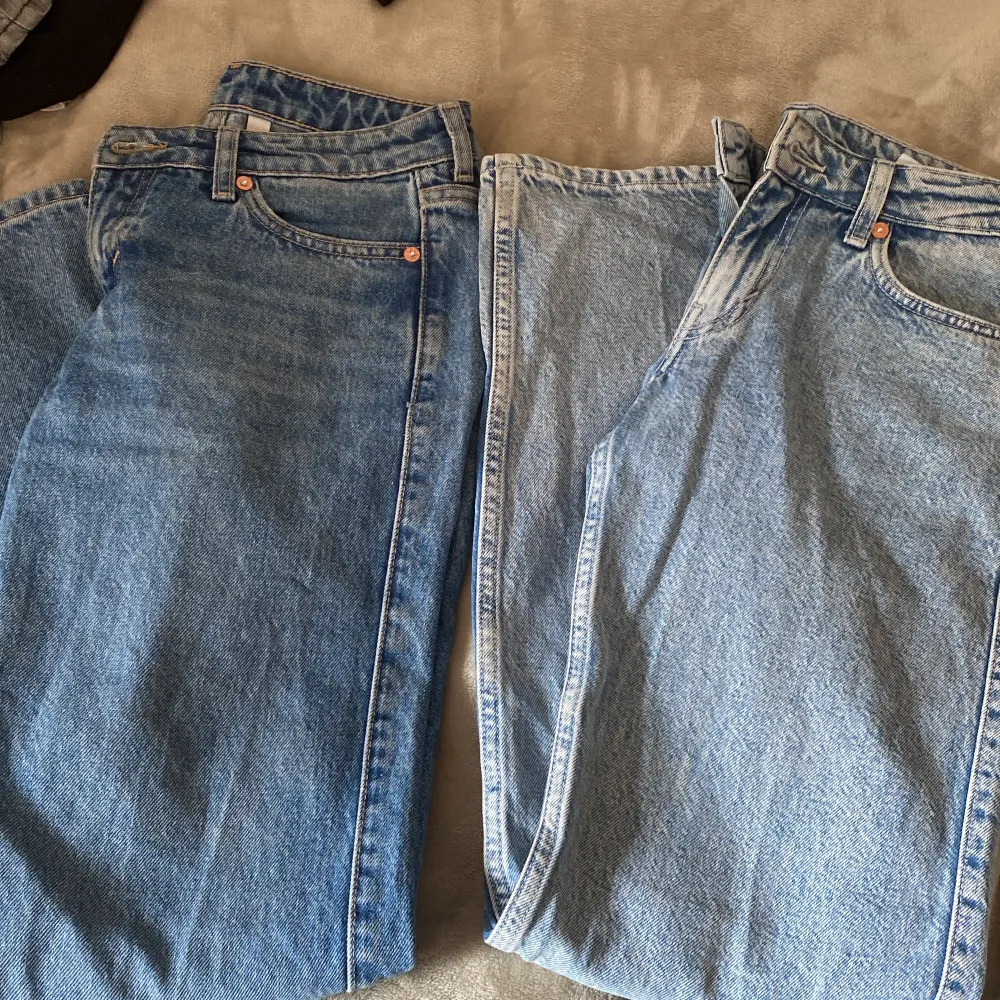 Två stycken jätte snygga lågmidjade jeans från weekday i modellen arrow, båda är i storlek 24/32. Ett par kostar 260 (med frakt 320)💕 frakt tillkommer        ⚠️ dom mörk blå är Sålda ⚠️ . Jeans & Byxor.