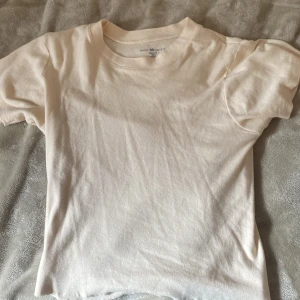 T-shirt - Fin och super mjuk t-shirt från brandy Melville som är använd 1 gång, (rensar gaderob) frakt tillkommer 💕
