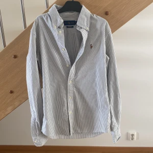 Skjorta - Säljer min randiga superfina skjorta från Ralph Lauren. Använd 3 gånger. Som ny i skick💕