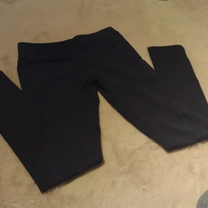 Blå träningstights  - Marinblåa träningstights från 'Train like angel'. Står storlek M men jag som brukar ha M i träningstights fick inte ens över dem till knäna så skulle säga S, kanske XS. Säljer för 40kr + frakt 