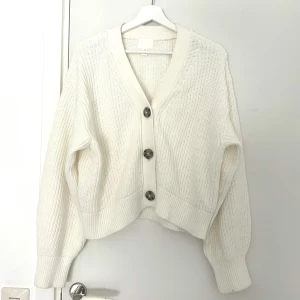 Kofta - Säljer denna fina kofta ifrån HM i storlek S för 100 kr. Använt 1 gång så är i bra skick. Köparen står för frakten och betalningen sker via swish💕