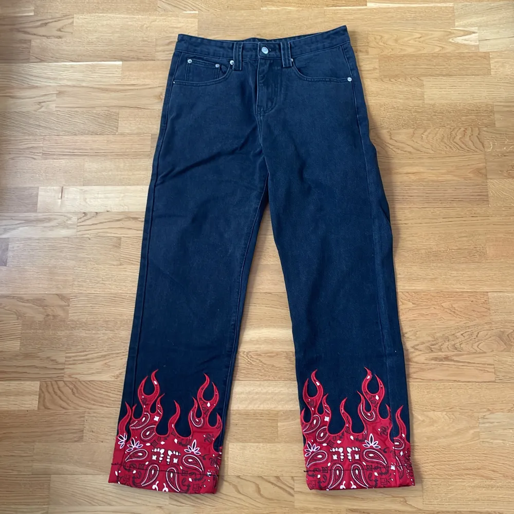 Säljer mina Jaded London Jeans i storlek 30. Knappt använda och i nyskick. Nypris omkring 1000 SEK. Jeans & Byxor.