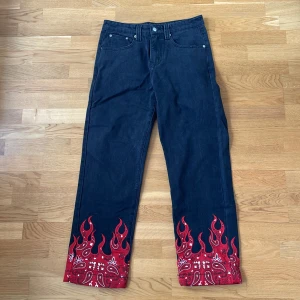 Jaded London Flame Jeans - Säljer mina Jaded London Jeans i storlek 30. Knappt använda och i nyskick. Nypris omkring 1000 SEK