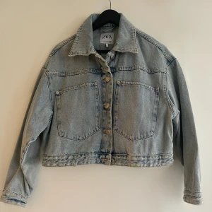 Jeansjacka Zara - Jeansjacka från zara i ljusar tyg. Jackan är något croppad och lite oversize! Storlek S men funkar även M! 