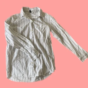 Skjorta  - En fin skjorta i ett bra skick, använd bara ett par gånger. 