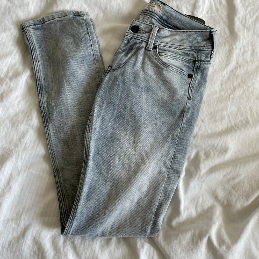 Säljer dessa slim, lågmidjade jeansen ifrån Pepe. De är i storlek 24/30 men är rätt så små i storleken. Jeansen är begagnade sen innan men är ändå i hyfsat bra skick.. Jeans & Byxor.