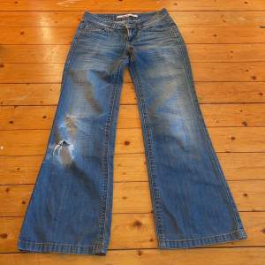 Jättesnygga lågmidjade bootcut jeans från märket Only❤️ Midjemått: 37 cm Innerben: 80 cm