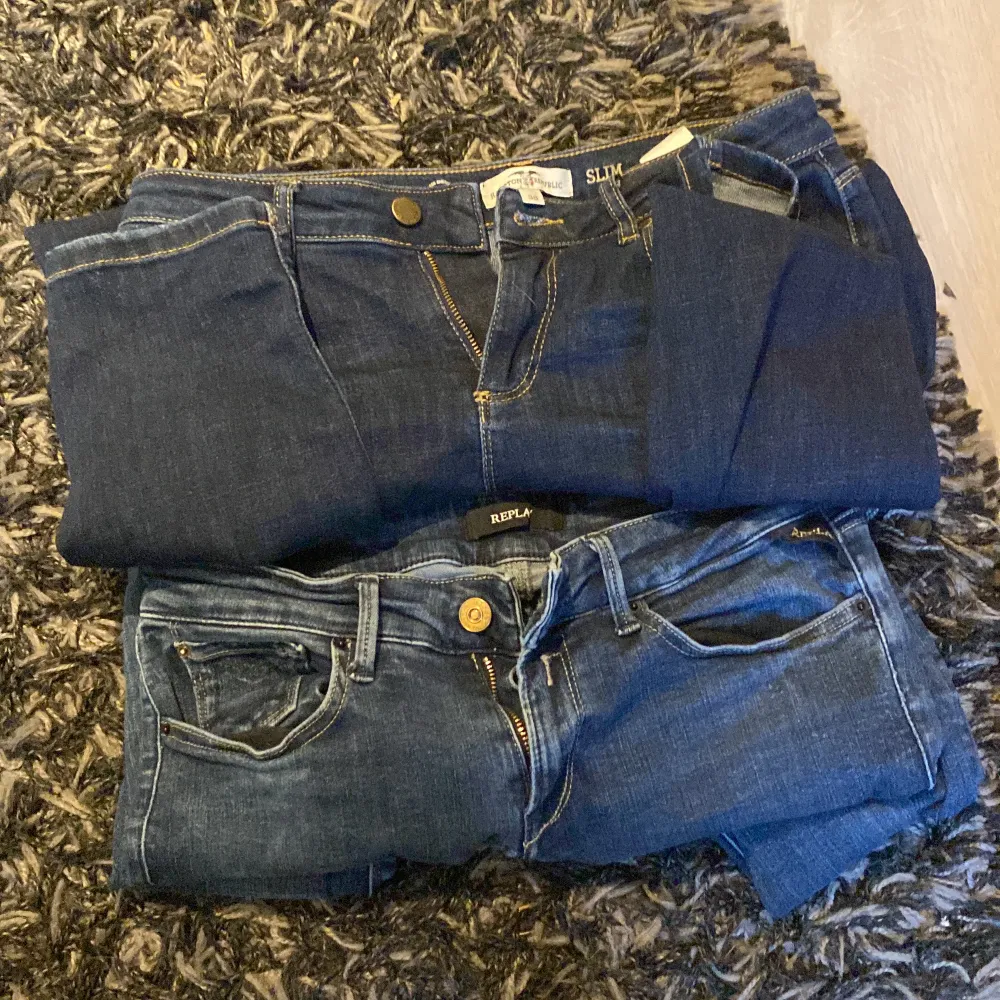 Säljer enbart för att dom ej passar mig storlek 38-37 knappt använda bra skick sköpte dom för 350-400 kr och priset blir derför 250. Jeans & Byxor.