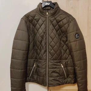 HV Society jacka - Helt ny HV Society jacka dam. Modellen är Abbie Höst/vinter jacka Storlek L  Färgen heter black oliv Hund finns i hemmet Nypris 1329:-