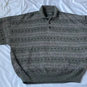 En gosig stickad tröja köpt second hand. Inga synliga fel eller sånt. Jag köpte den 400 men har knappt använt.