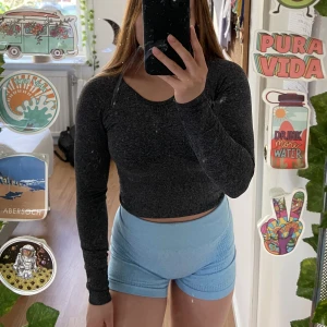 MÖRK GRÅ träningströja - En grå träningströja från shein, denna är i ett mer tjockare material. Så den är liten i storlek. Aldrig använt den endast testad, i nyskick och inga skador.