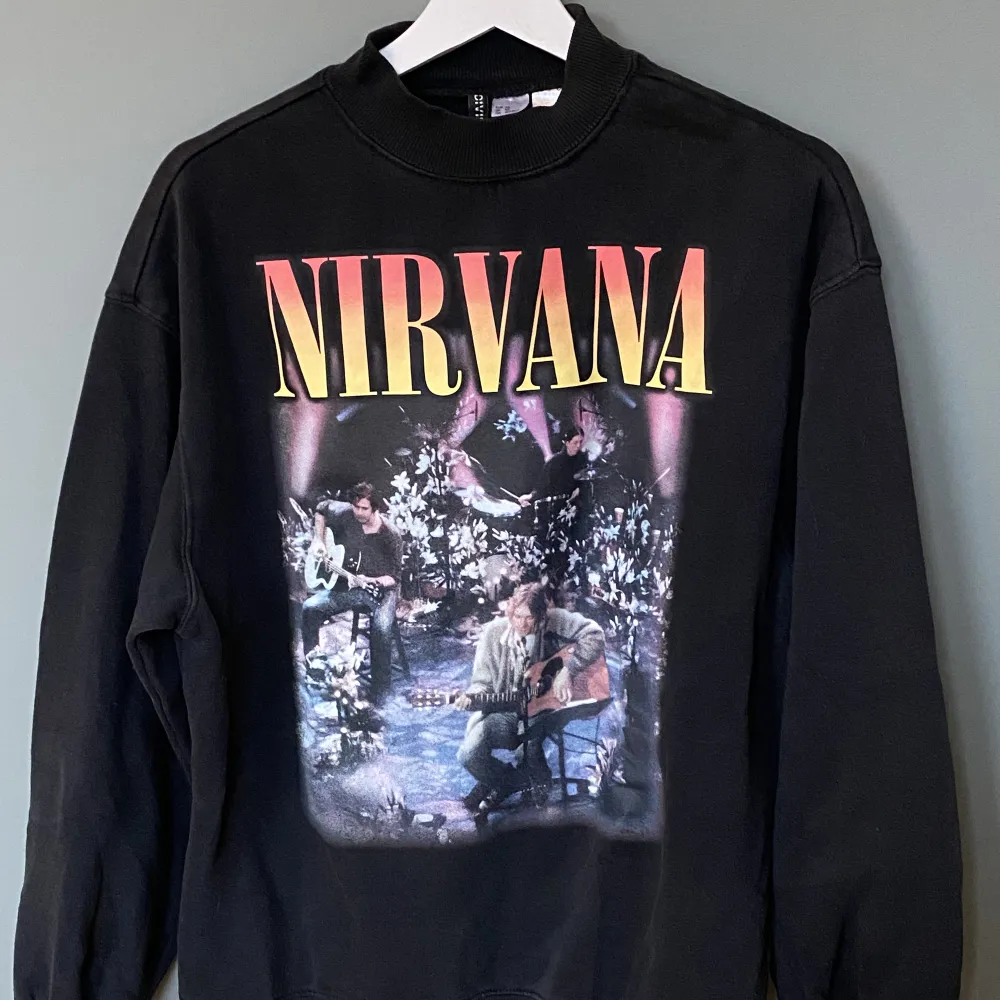 Jätte mysig Nirvana Sweatshirt! Storlek xs, jag köpte den för 299. Köparen står för frakt. . Hoodies.