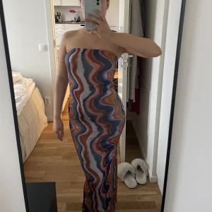 Klänning - Säljer denna fina mönstrade klänning