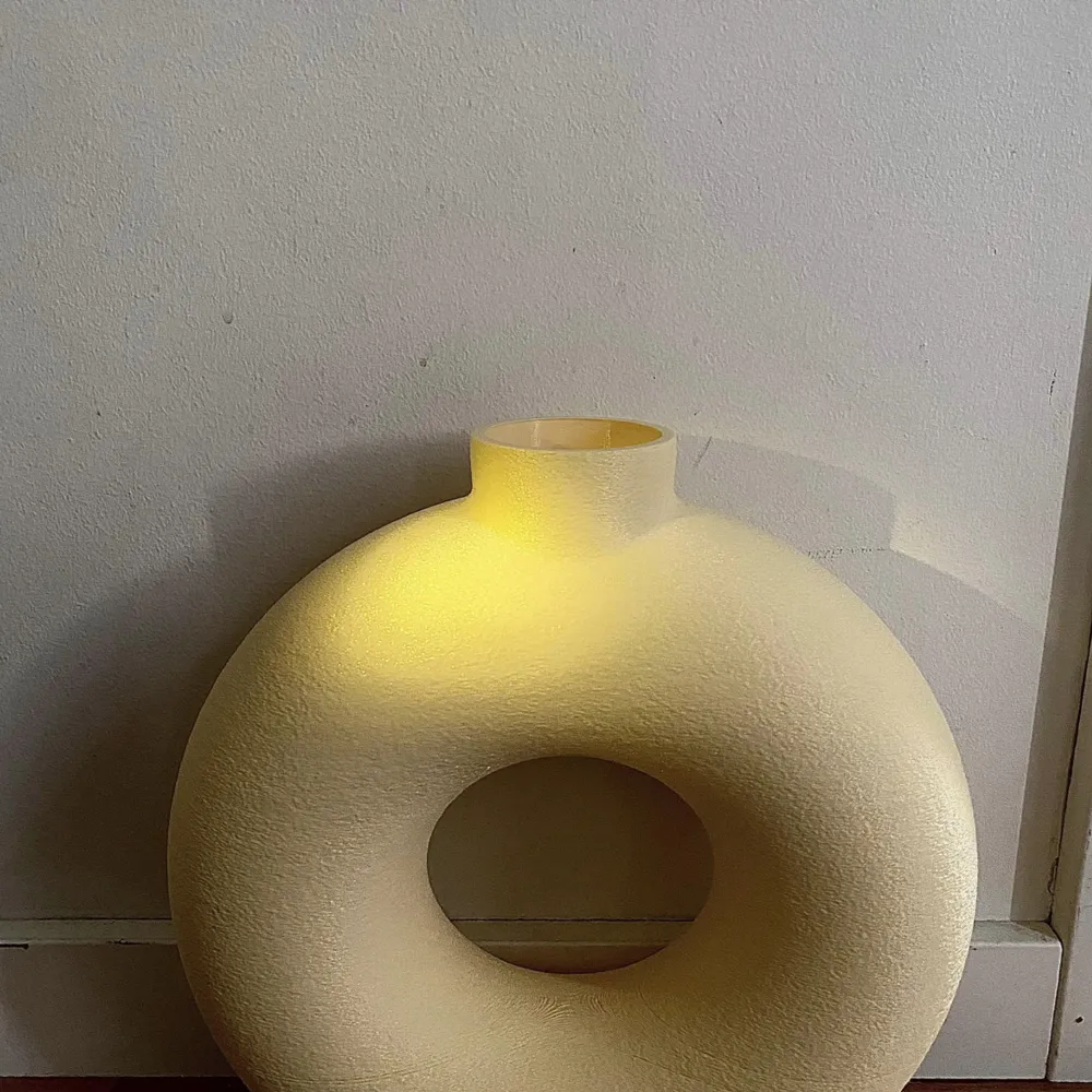 Hejjj! Min pappa designar och 3D-printar vaser i PLA-material som går att använda som dekoration. Han lovar inte vattentäthet men vaserna är så pass fina att de även kan stå som de är! Den här vasen har bredden 305mm,djup 95mm,höjd 309mm.💓💓💓💗💗. Övrigt.