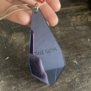 Stine Goya halsband - Låååång halsband signerat den danska designerna Stine Goya. Riktigt ballt. Kan också snöras två varv om man inte vill ha det så långt. Blå-lila aktigt. 