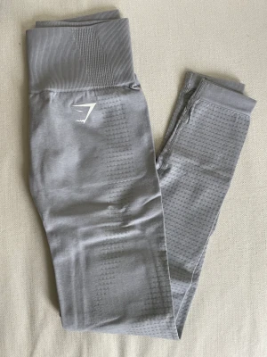 Gymshark tights - Tights från Gymstark i en ljus grå färg. Squat proof! Använda 5-6 gånger. Lite noppriga på ena knät men inget man tänker på 