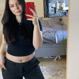 Svart och vit croppad t-shirt - En svart och en vit croppad t-shirt från bikbok i storlek S/M. Superfina och sköna men säljer för att jag inte längre använder magtröjor. Säljer dem tillsammans för 200kr 🤍