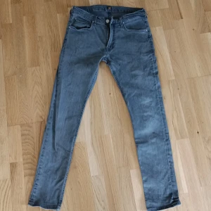 Lee Luke jeans  - Mkt snygga Lee Luke i storlek 32 32. Gråsvarta rockjeans i takt strechig modell