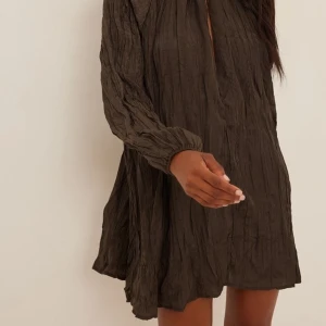 Brun klänning  - Storlek S bra skick från nakd helt slutsåld 