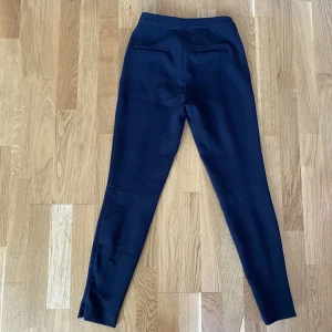Svarta finbyxor  - Svarta finbyxor från H&M strl 34, smal dragkedja nertill vid ankeln, använda fåtal gånger. 
