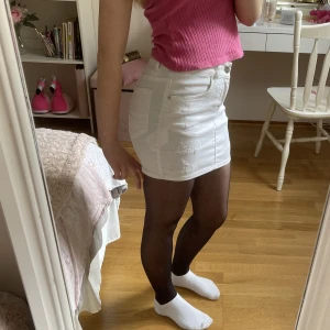 Vit jeans kjol - Så söt jeans kjol från Gina💗Säljer då den tyvärr är för liten!