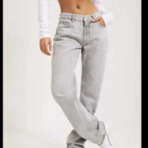 gina jeans  - Säljer mina jätte trendiga gina jeans med låg midja! har gjort som kortare i benen annars som nya! Pris kan diskuteras (nypris 499kr) 💖💖 kom privat för mer bilder