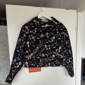 Custommade Jacka - En fantastisk jaquardvävd jacka från Custommade. Glittrig och gjord i ett underbart tyg! Storlek 36  50% akryl 43% polyester 4% metallic 3% elastan